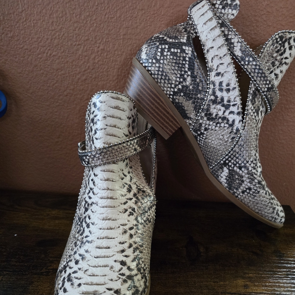 BCBG Snajeskin Ankle Boots Size 9.5
